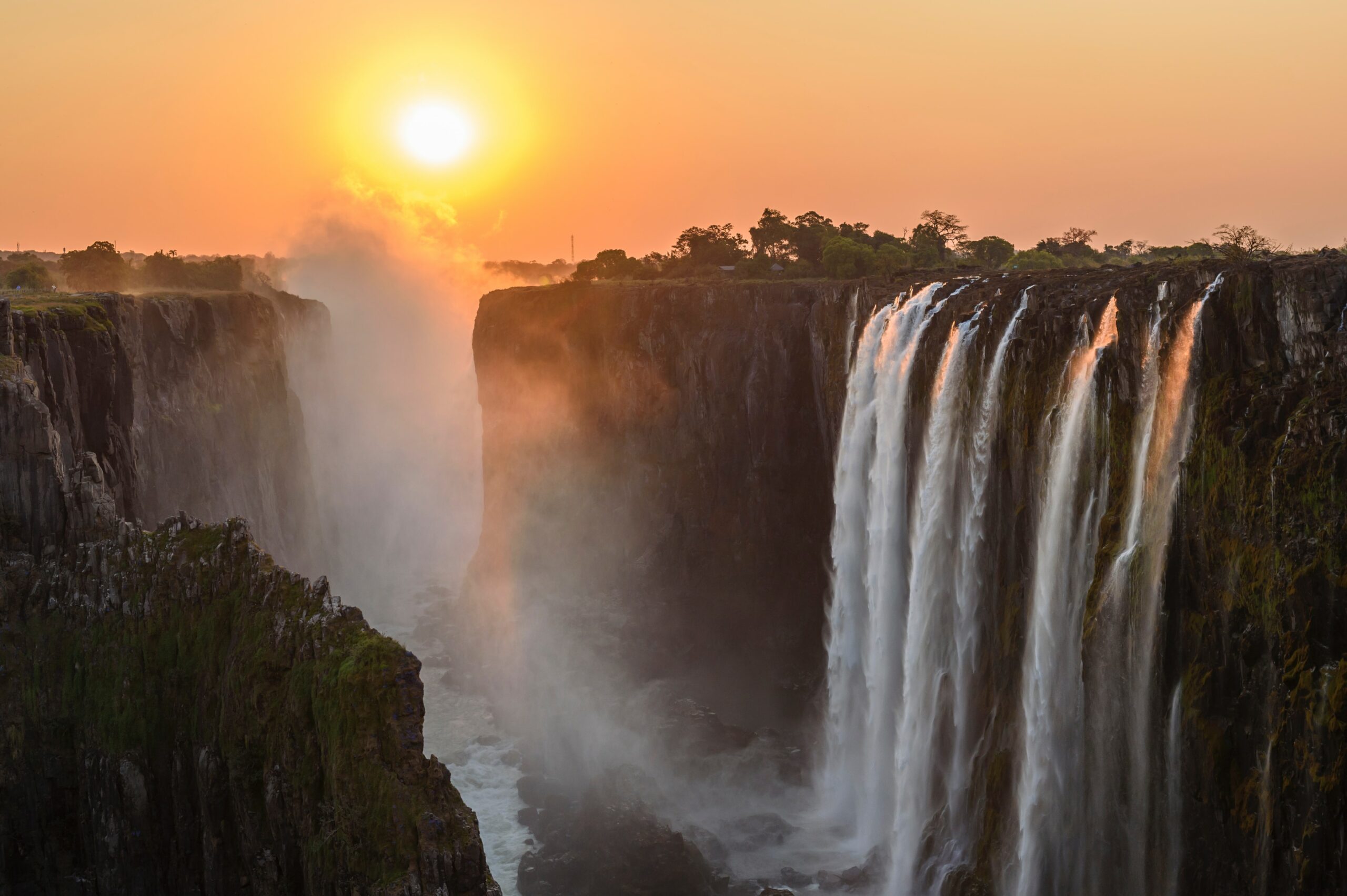 Cum să profiți la maximum de Cascada Victoria atât din Zimbabwe, cât și din Zambia